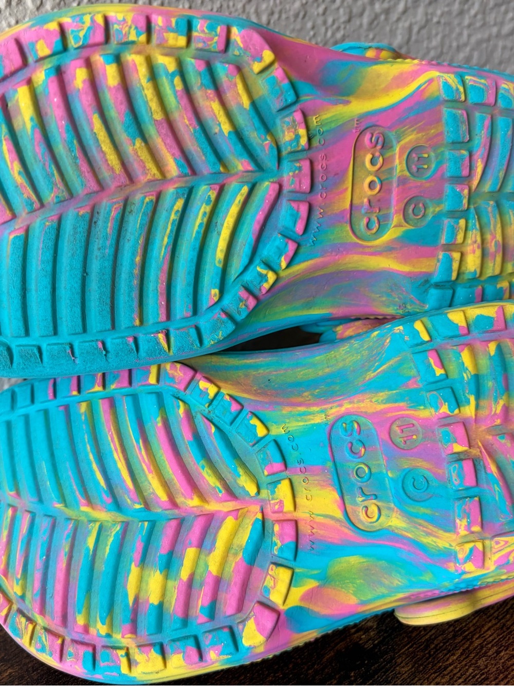 Crocs Girls 11 Classic Marbled Tie Dye Clogs Digital Aqua Multi Unique Charms - Picture 10 of 12